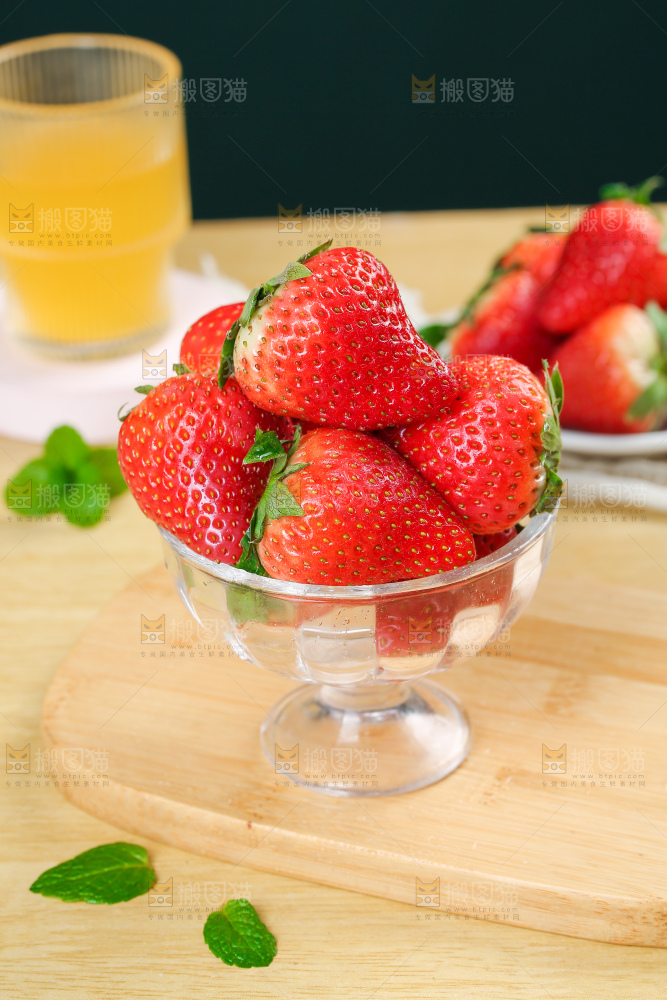 浅底上的丹东草莓