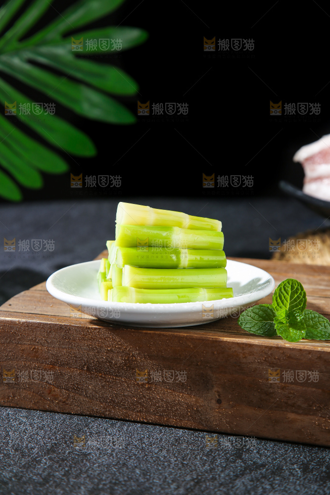 深底上的泡笋尖