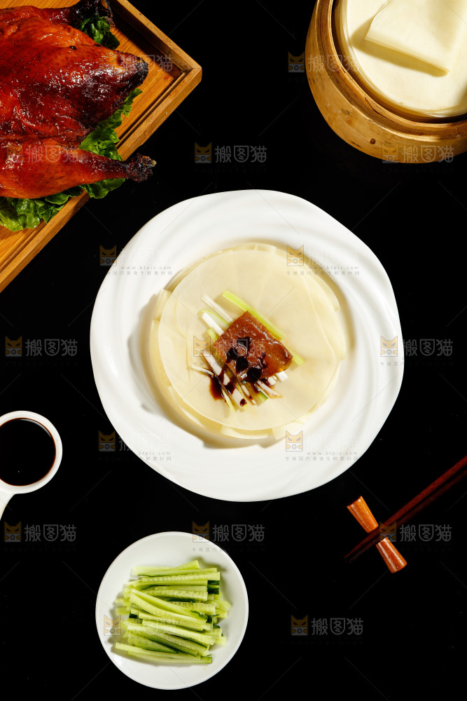 深底上的烤鸭卷饼