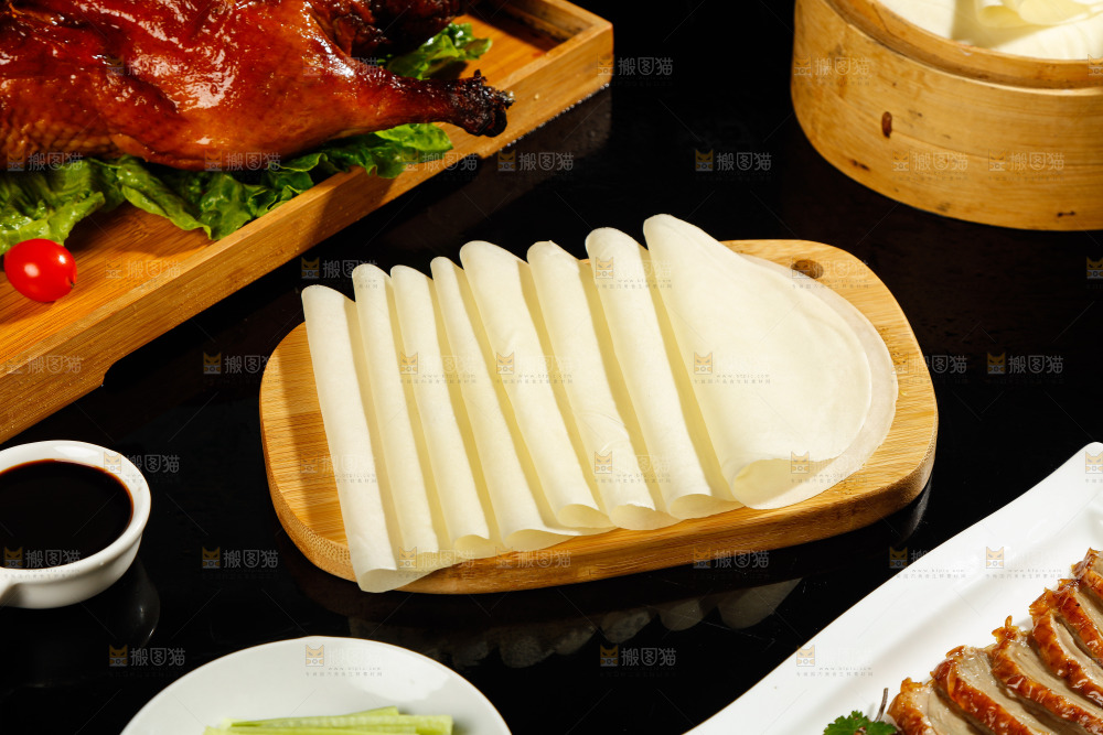 深底上的烤鸭卷饼