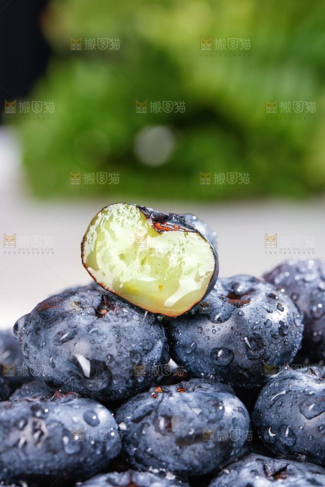 浅底上的新鲜蓝莓