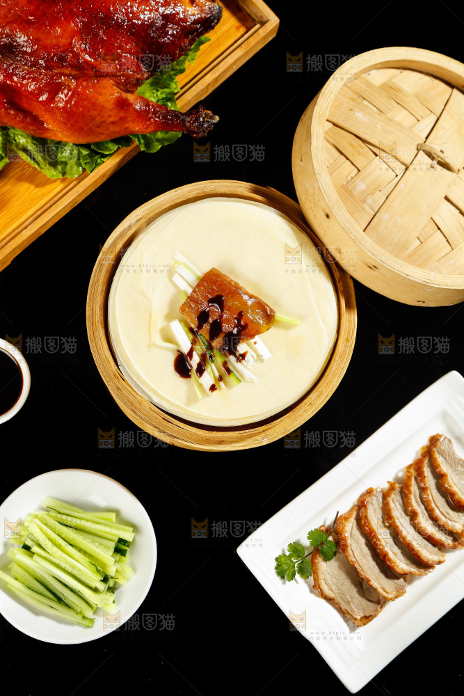 深底上的烤鸭卷饼