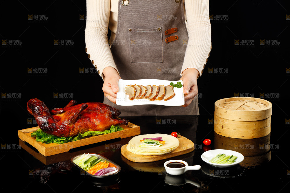 深底上的烤鸭卷饼