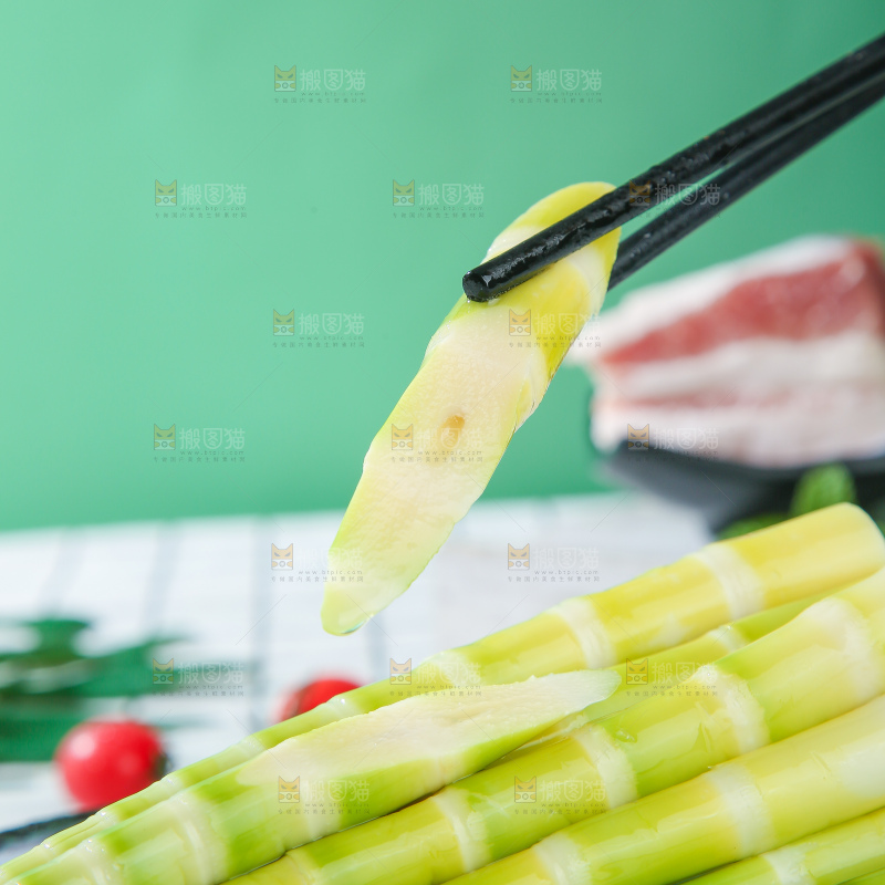 浅底上的笋尖