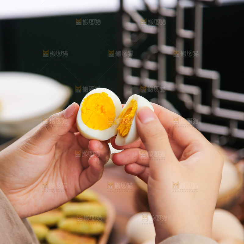 深底上的煮鸡蛋