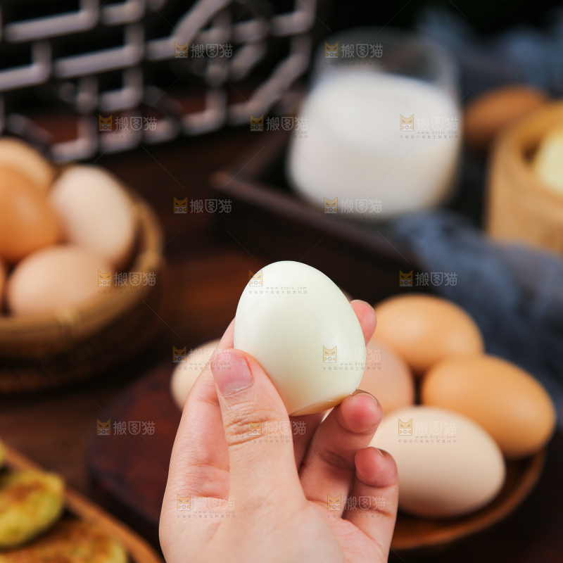 深底上的煮鸡蛋