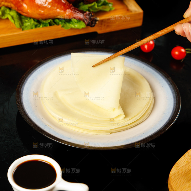 深底上的烤鸭卷饼
