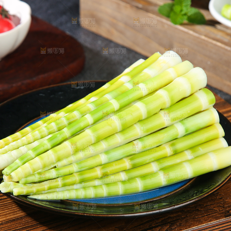 深底上的泡笋尖