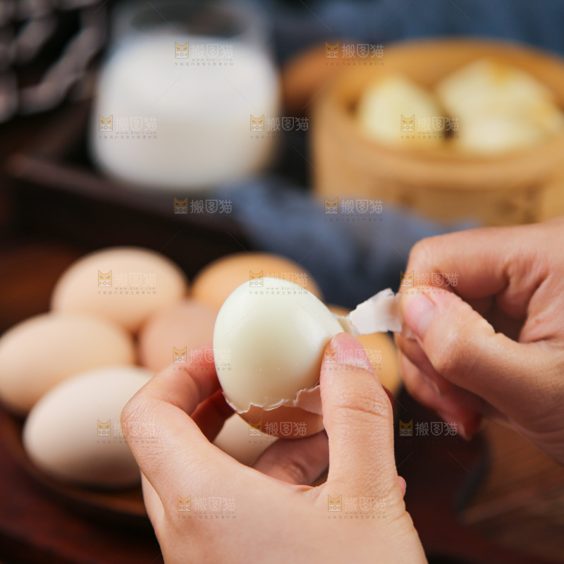 深底上的煮鸡蛋