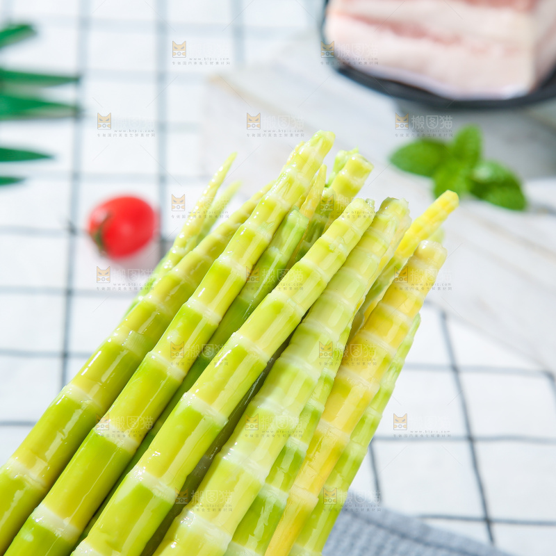 浅底上的笋尖