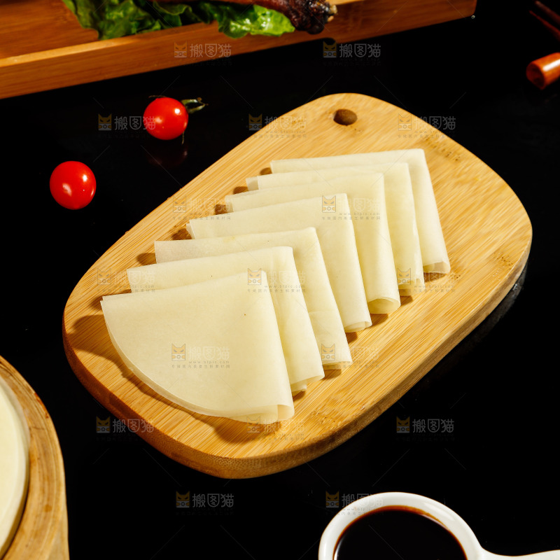 深底上的烤鸭卷饼