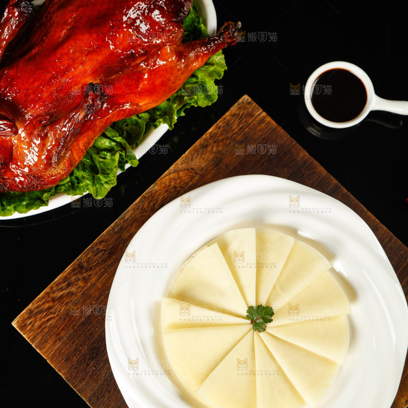 深底上的烤鸭卷饼
