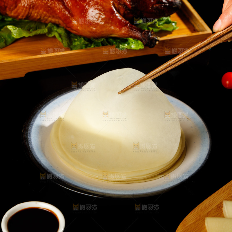 深底上的烤鸭卷饼