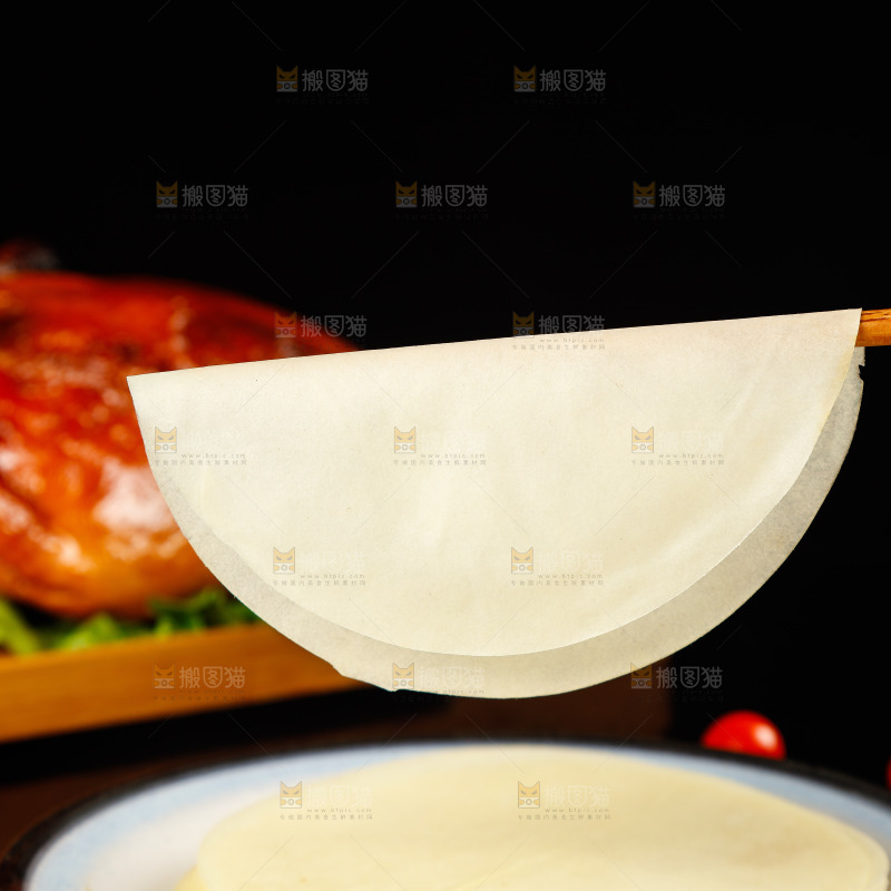 深底上的烤鸭卷饼