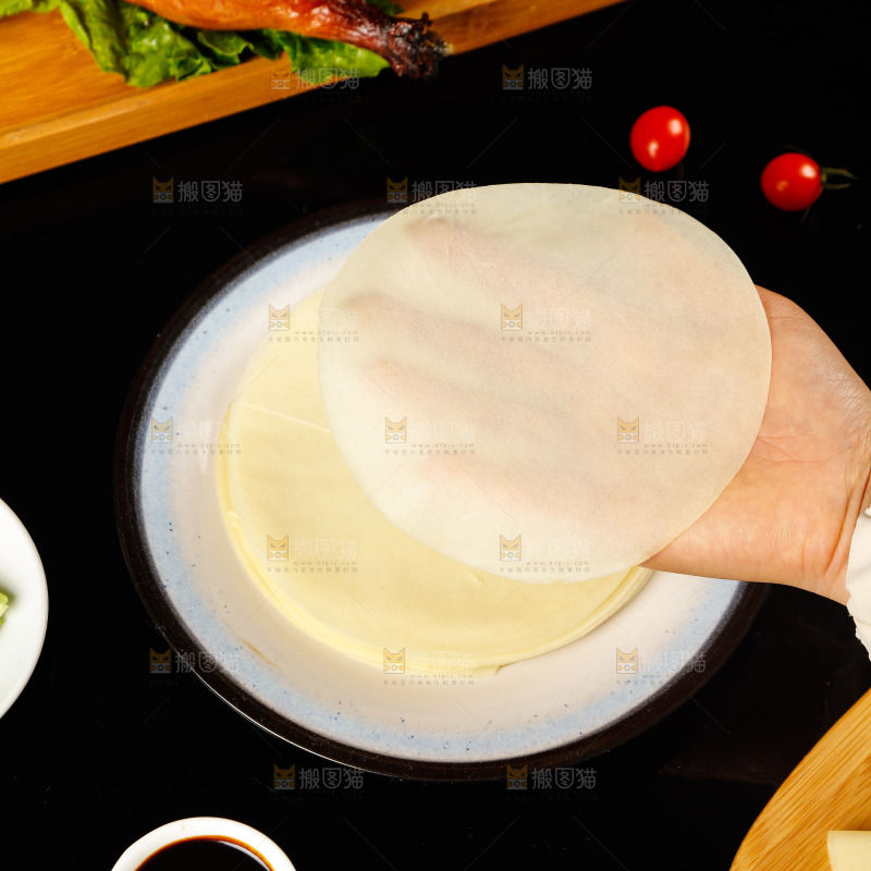 深底上的烤鸭卷饼