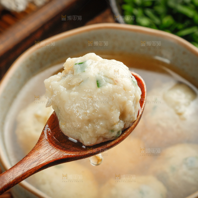 碗里的鲅鱼馅丸子
