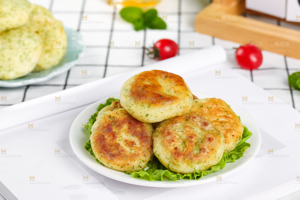 浅底上的鳕鱼鲜虾饼