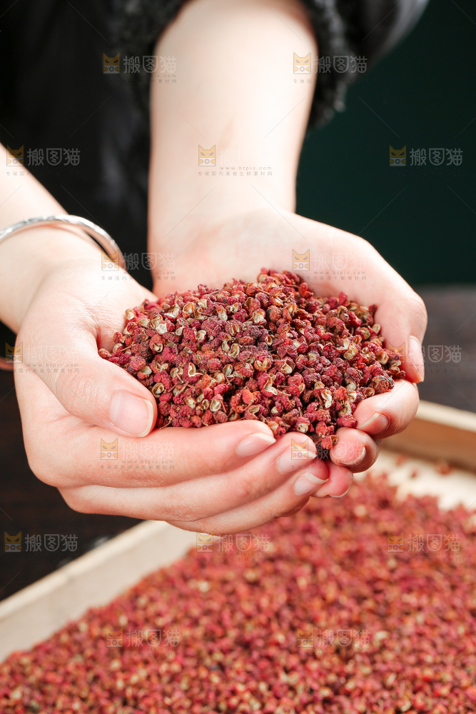 深底上的干红花椒
