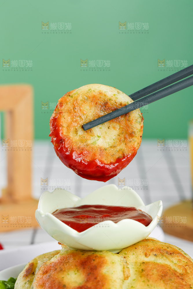 浅底上的鳕鱼鲜虾饼
