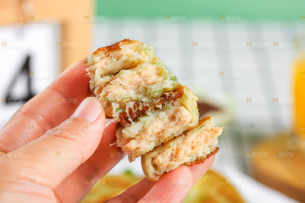 浅底上的鳕鱼鲜虾饼