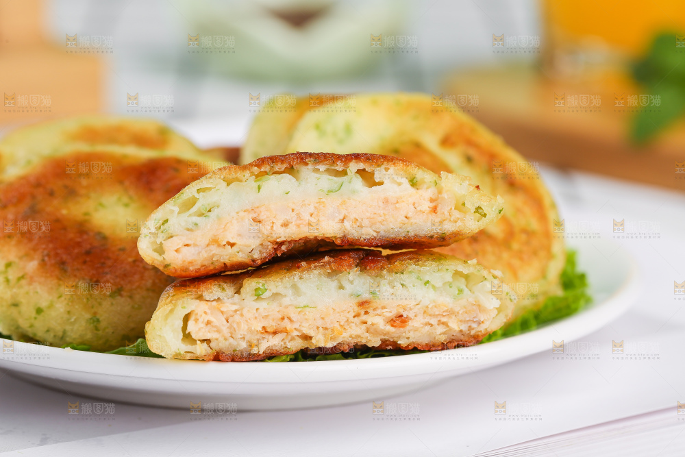 浅底上的鳕鱼鲜虾饼