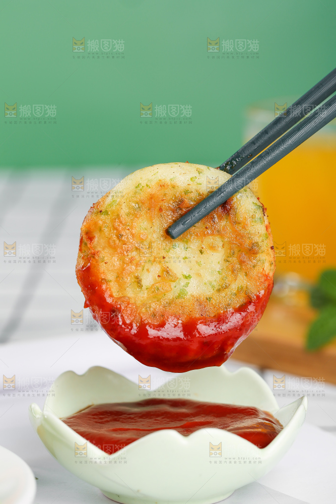 浅底上的鳕鱼鲜虾饼