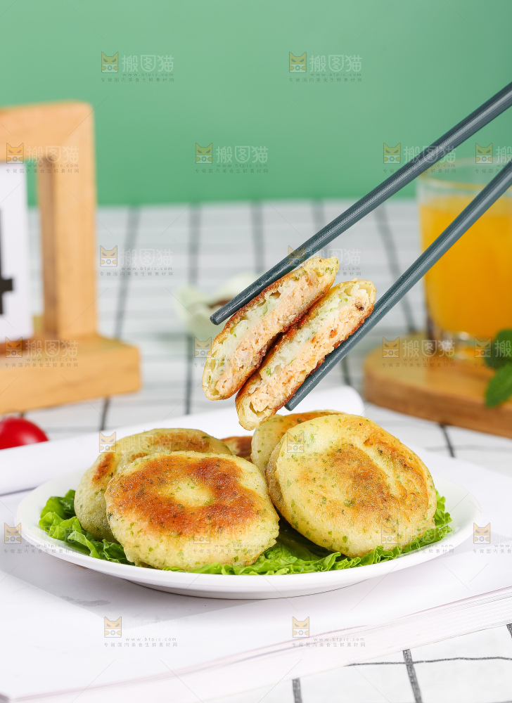 浅底上的鳕鱼鲜虾饼
