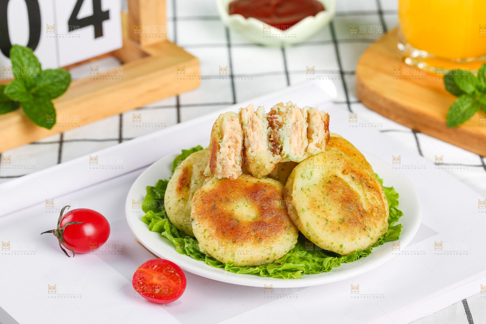 浅底上的鳕鱼鲜虾饼