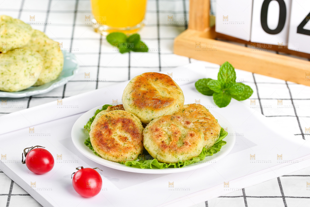 浅底上的鳕鱼鲜虾饼