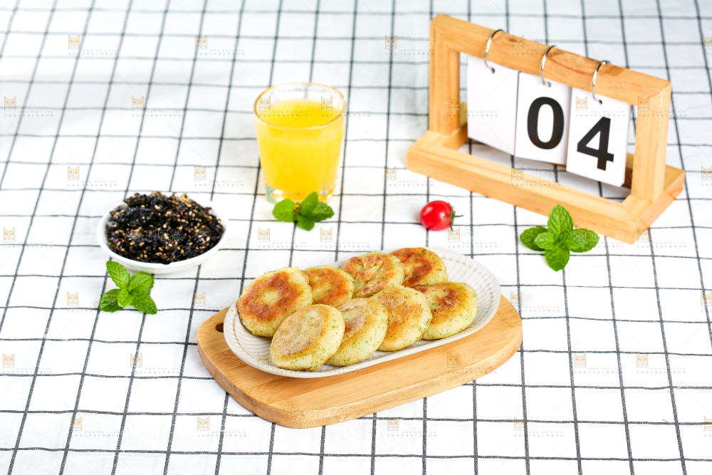 浅底上的鳕鱼鲜虾饼