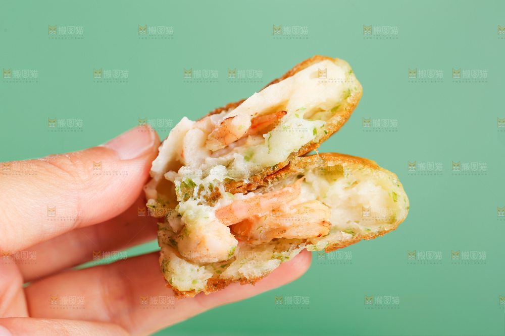 浅底上的鳕鱼鲜虾饼
