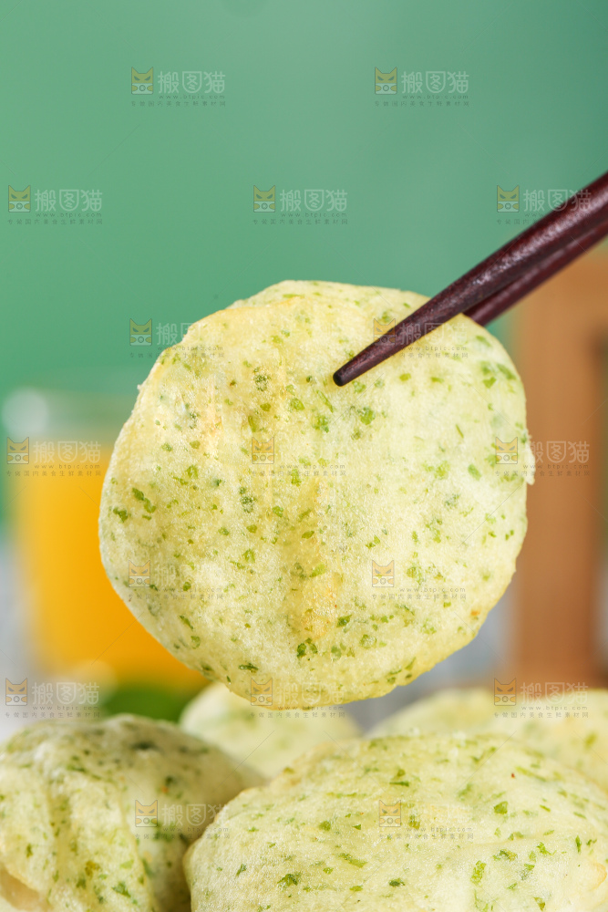 浅底上的鳕鱼鲜虾饼