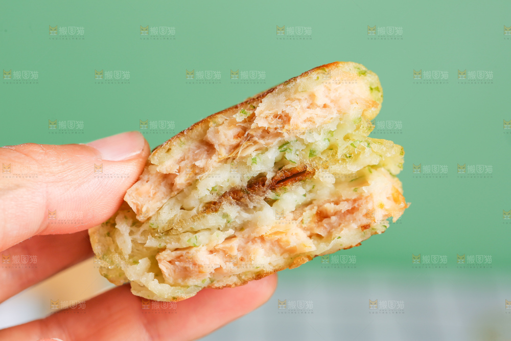 浅底上的鳕鱼鲜虾饼