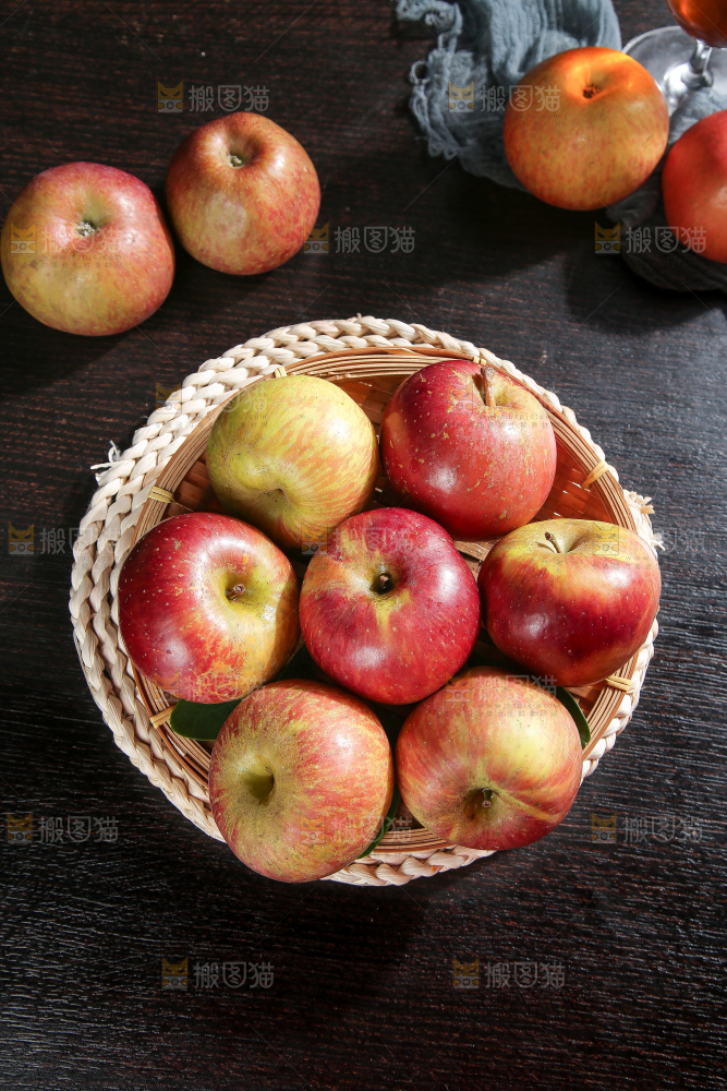 深底上的丑苹果