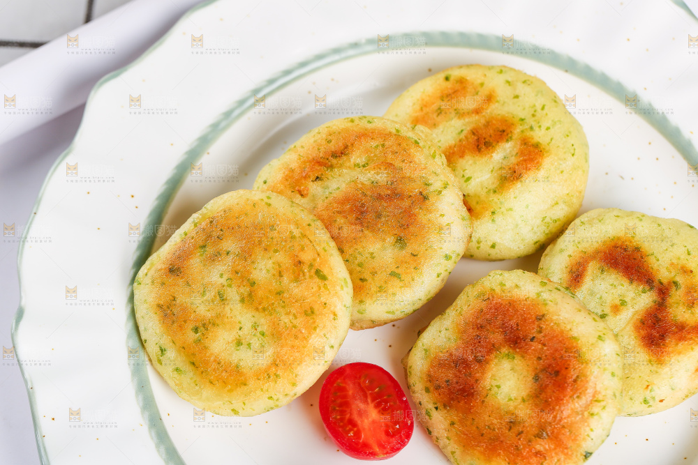 浅底上的鳕鱼鲜虾饼