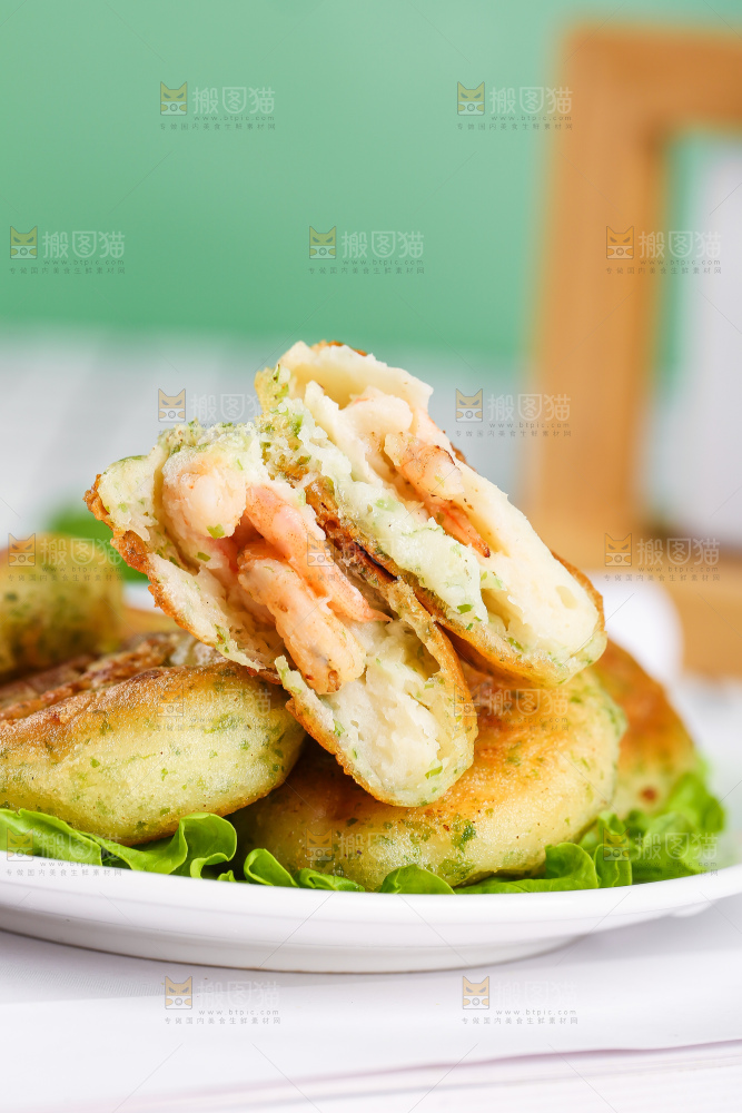 浅底上的鳕鱼鲜虾饼