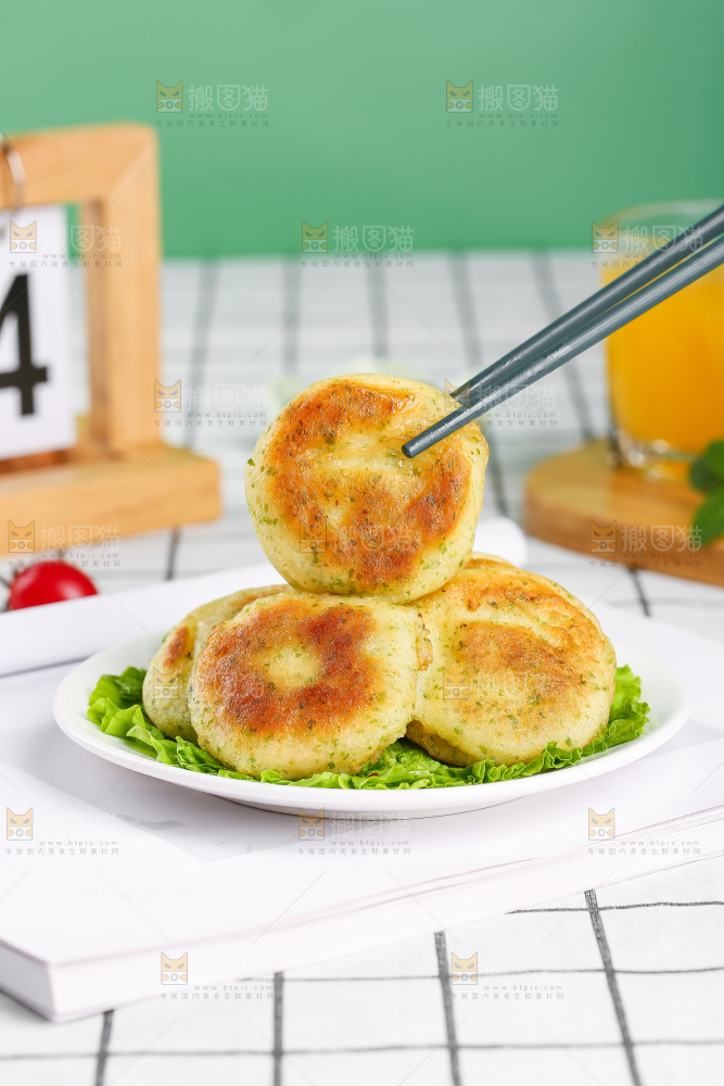 浅底上的鳕鱼鲜虾饼