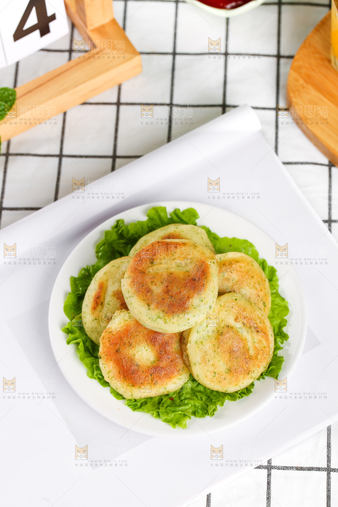 浅底上的鳕鱼鲜虾饼