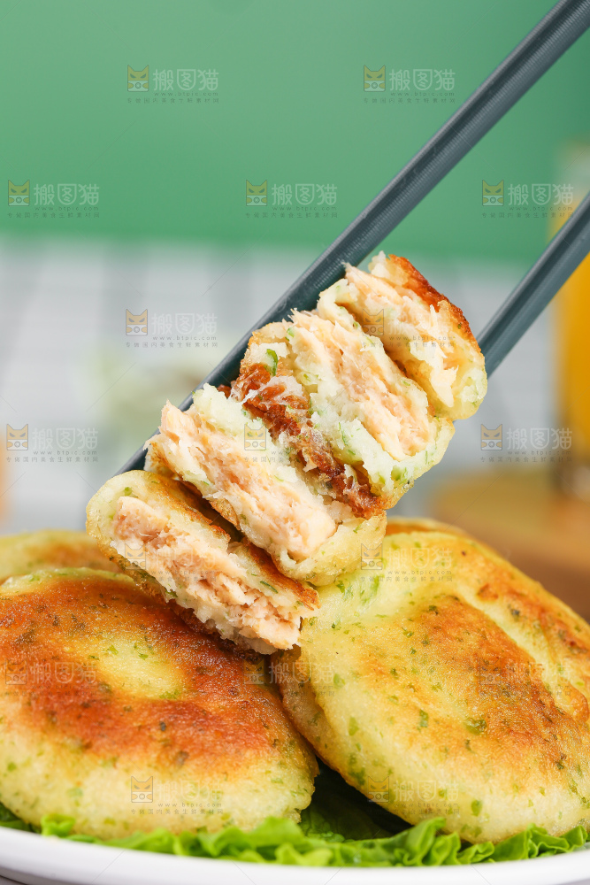 浅底上的鳕鱼鲜虾饼