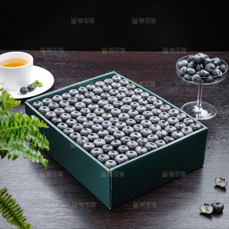 深底上的一盒蓝莓