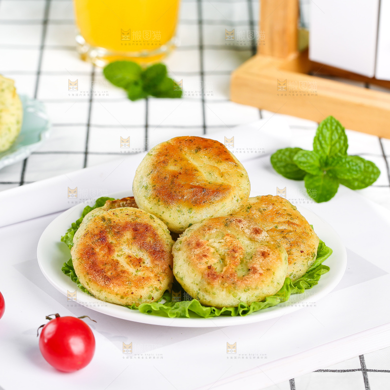 浅底上的鳕鱼鲜虾饼