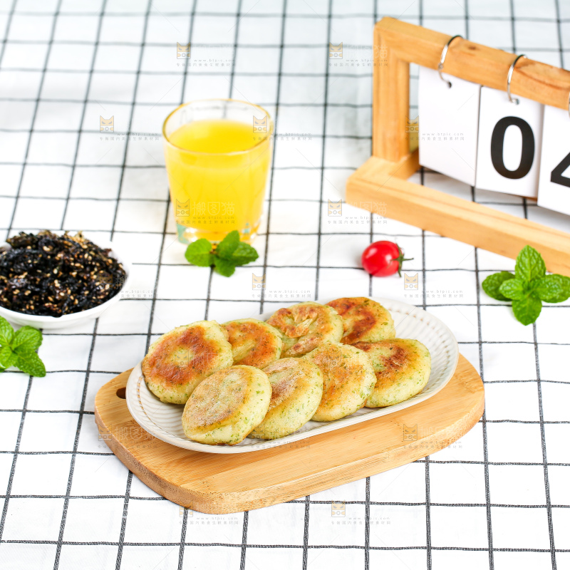 浅底上的鳕鱼鲜虾饼