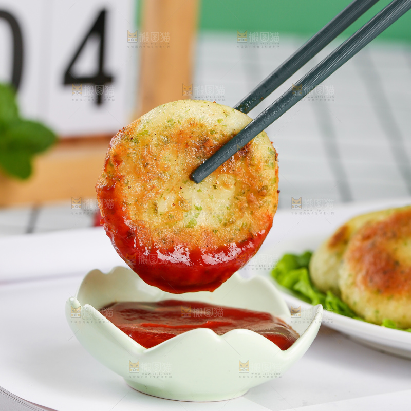 浅底上的鳕鱼鲜虾饼