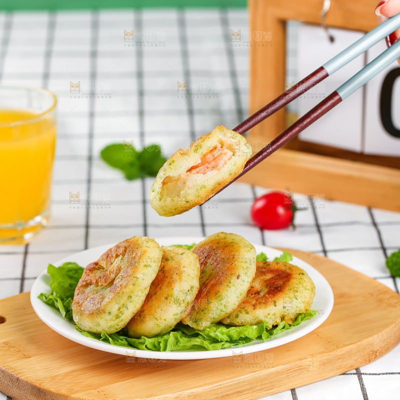 浅底上的鳕鱼鲜虾饼