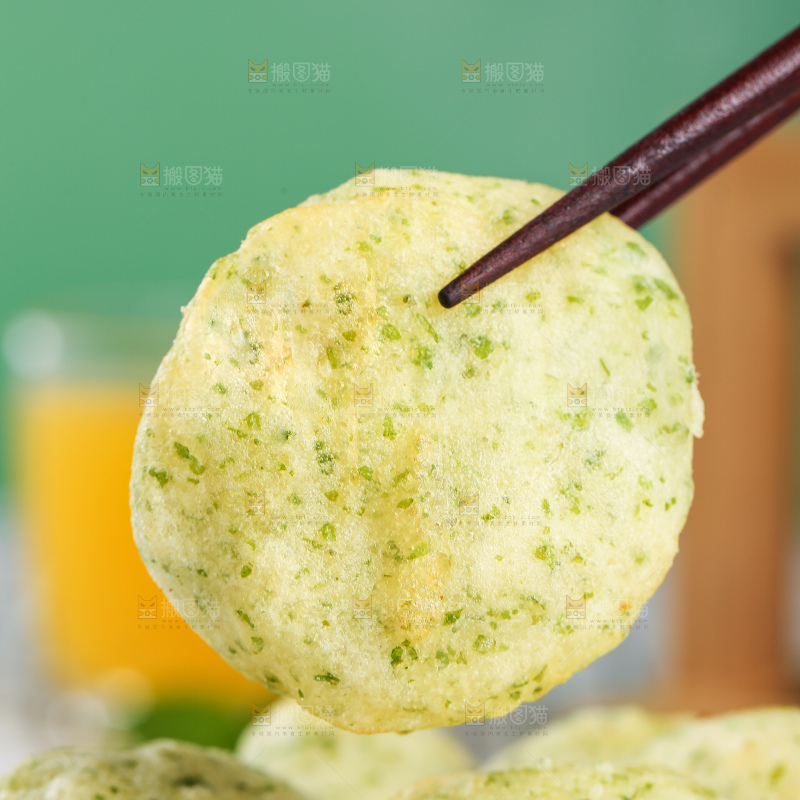 浅底上的鳕鱼鲜虾饼