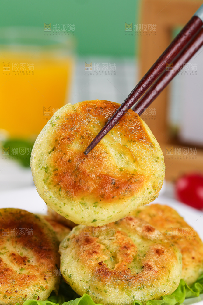浅底上的鳕鱼鲜虾饼