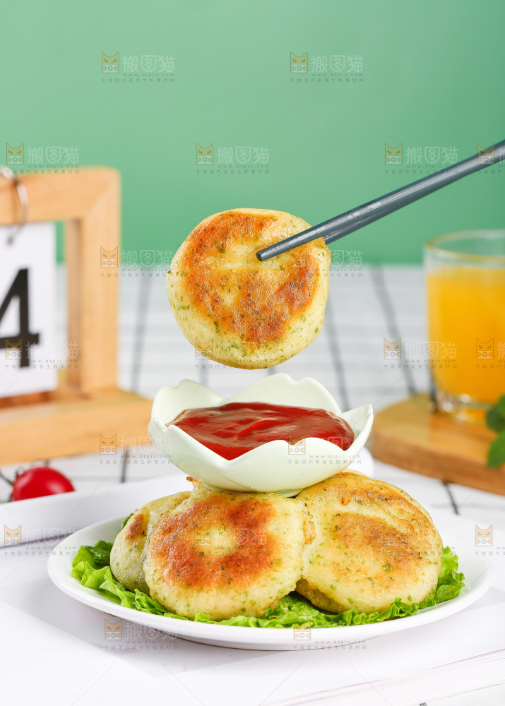 浅底上的鳕鱼鲜虾饼
