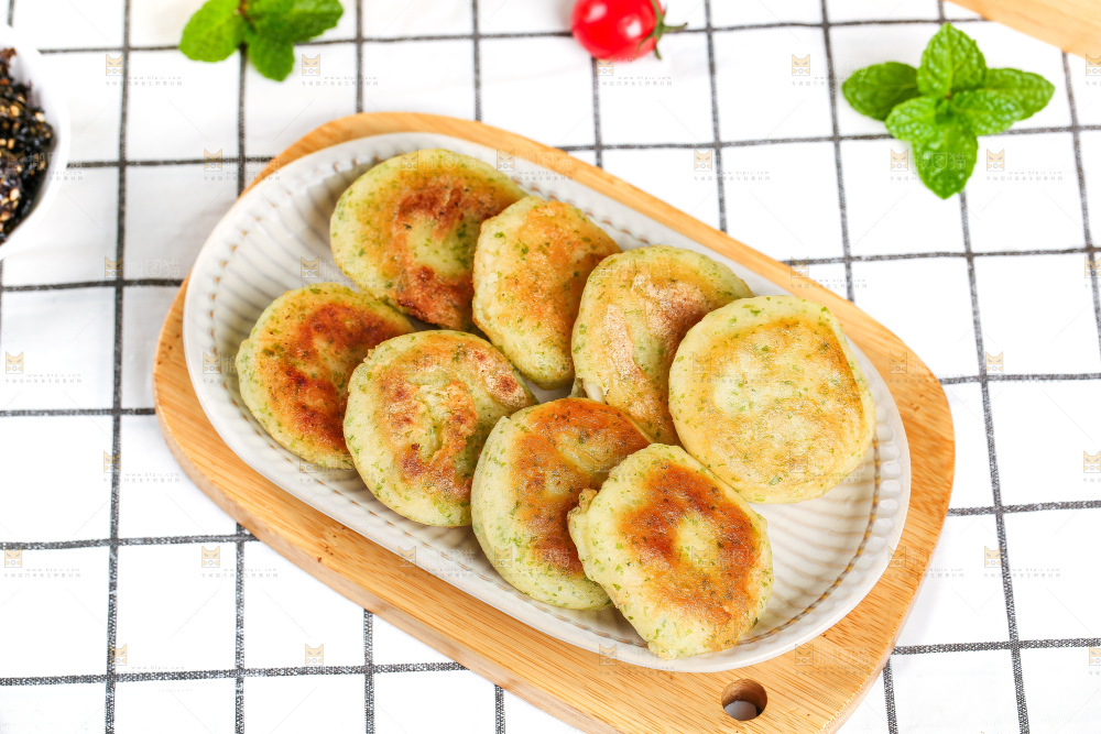 浅底上的鳕鱼鲜虾饼