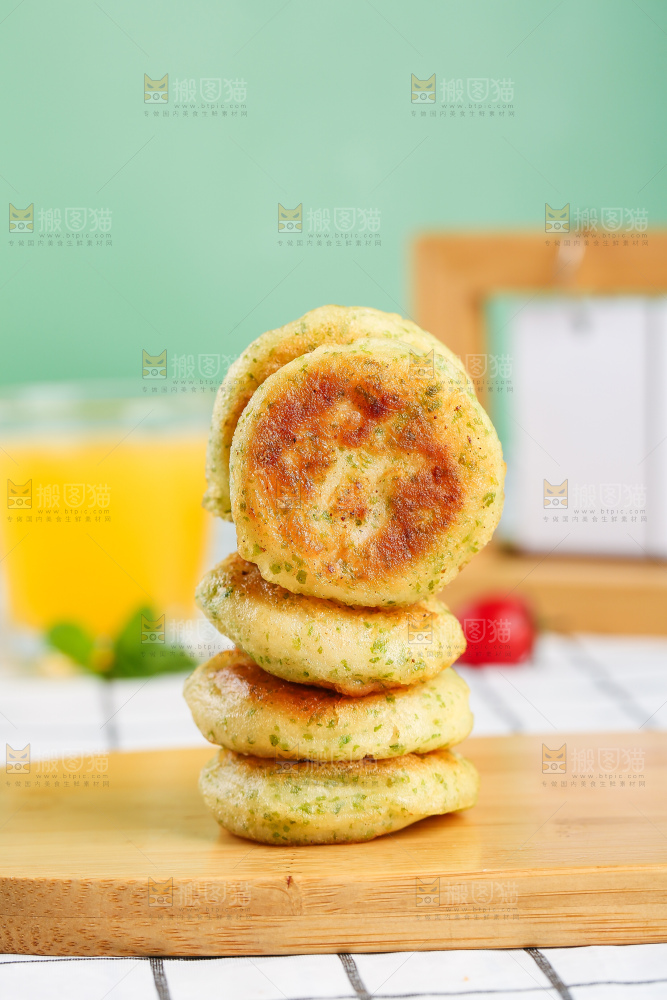浅底上的鳕鱼鲜虾饼