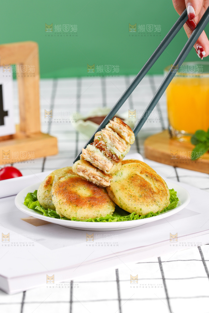 浅底上的鳕鱼鲜虾饼